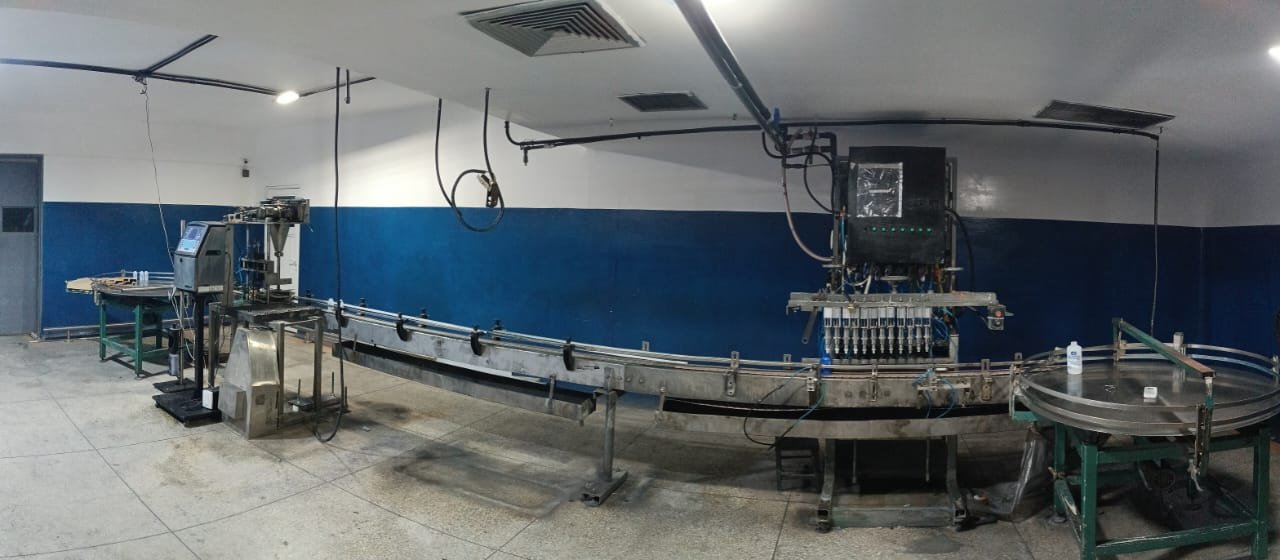Vista de la línea de envasado donde ATSLAM amplió el transportador entre la llenadora y la tapadora